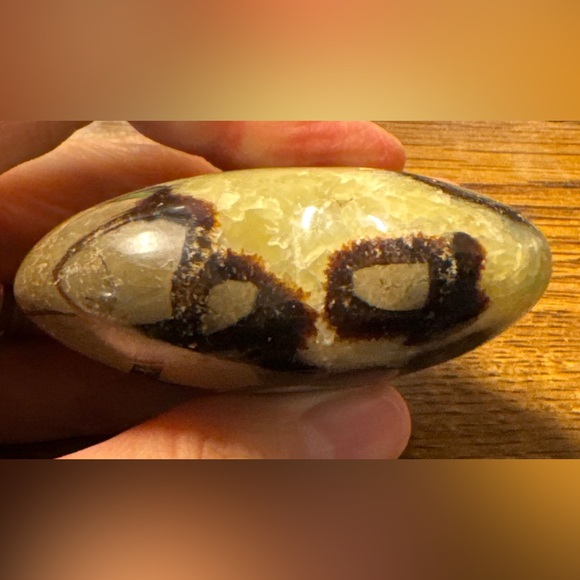 Beautiful Septarian heart shaped palm stone #2 - Picture 10 of 16